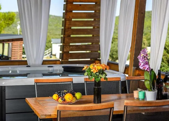 Cozy And Chic Little House With Pool Ivinj-2 Vakantiehuis *