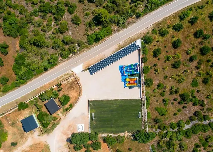 Vakantiehuis Cozy And Chic Little House With Pool Ivinj-2 *